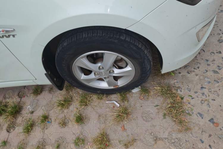 Used Hyundai Verna (older generation) 2016 1.4L Manual Smart GLS Trim Right Front Wheel Hub