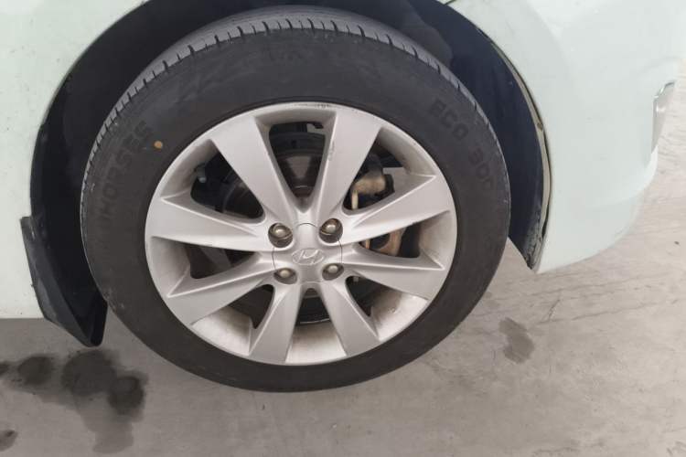 Used Hyundai Verna (older generation) 2016 1.4L Manual Flagship TOP Model Right Front Wheel Hub