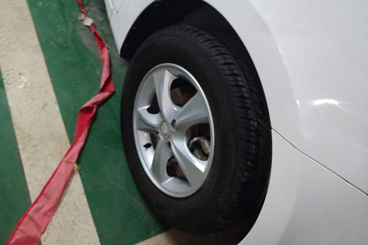 Used Hyundai Verna (older generation) 2016 1.4L Manual Smart GLS Trim Right Front Wheel Hub
