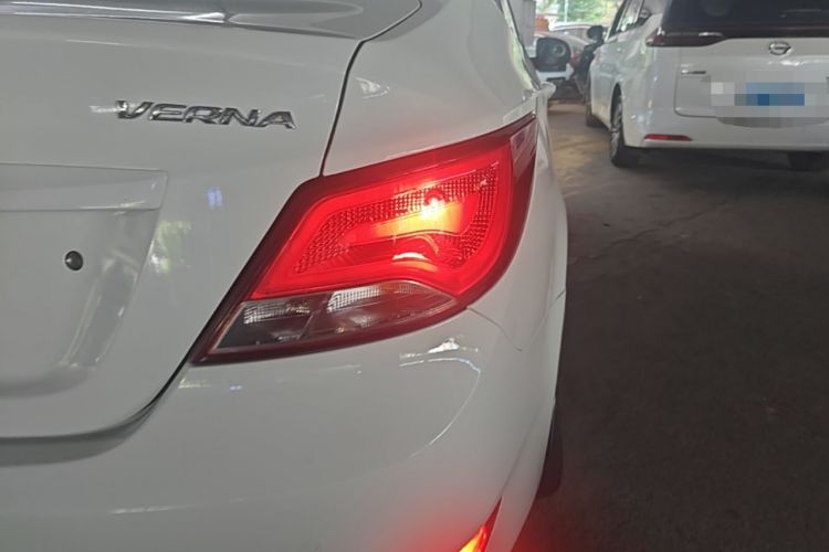 Used Hyundai Verna (older generation) 2016 1.4L Automatic Smart GLS Right Rear Taillight