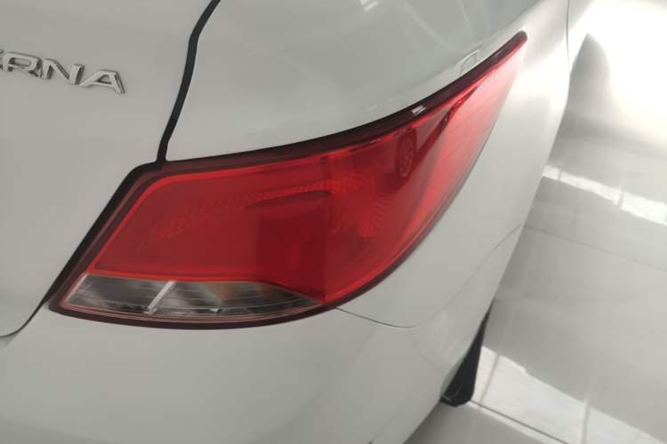 Used Hyundai Verna (older generation) 2016 1.4L Automatic Leading-Edge GLX Right Rear Taillight