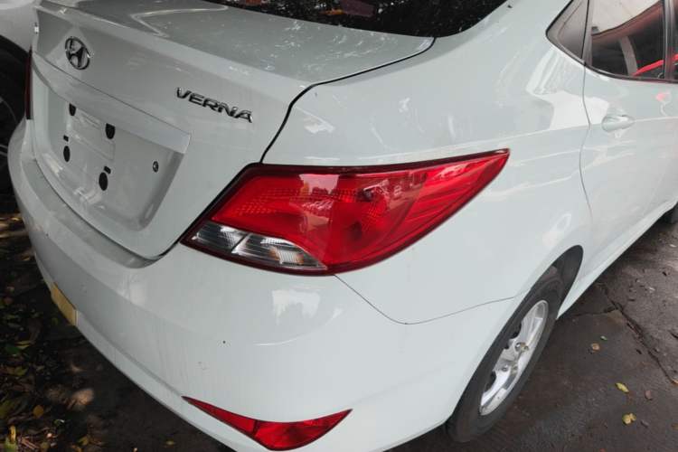Used Hyundai Verna (older generation) 2016 1.4L Automatic Smart GLS Right Rear Taillight