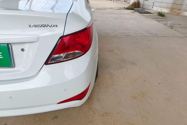Used Hyundai Verna (older generation) 2016 1.4L Automatic Smart GLS Right Rear Taillight