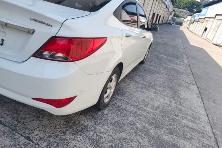 Used Hyundai Verna (older generation) 2016 1.4L Automatic Leading-Edge GLX Right Rear Taillight