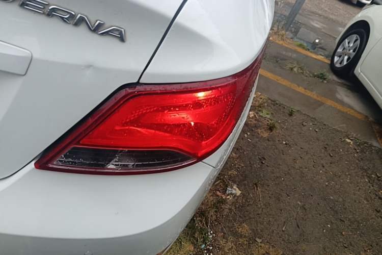 Used Hyundai Verna (older generation) 2016 1.4L Automatic Smart GLS Right Rear Taillight