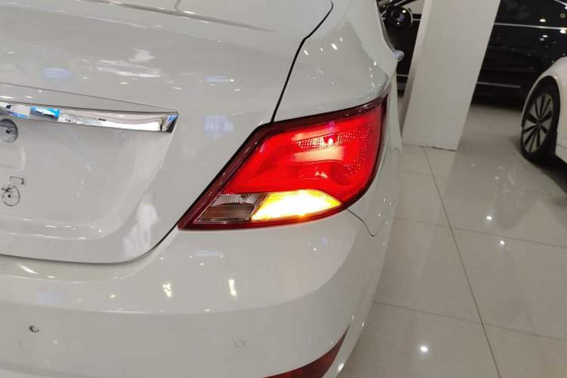 Used Hyundai Verna (older generation) 2016 1.4L Automatic Leading-Edge GLX Right Rear Taillight