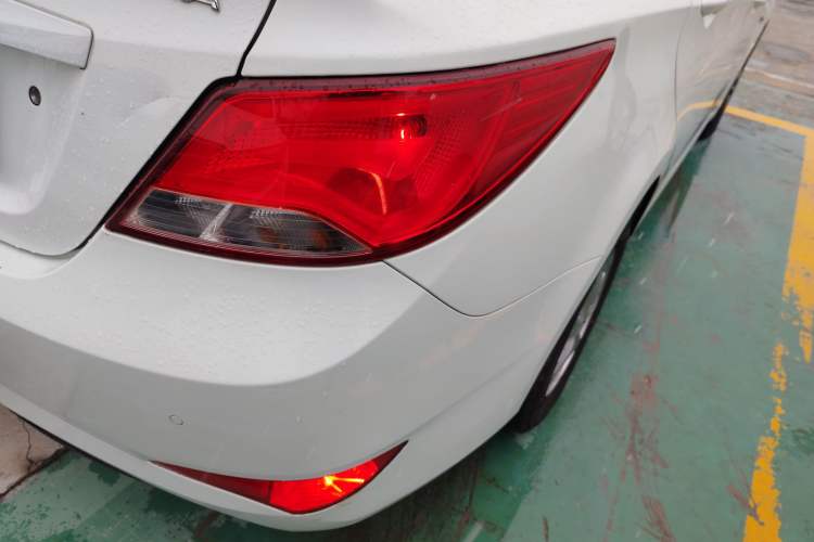 Used Hyundai Verna (older generation) 2016 1.4L Automatic Smart GLS Right Rear Taillight