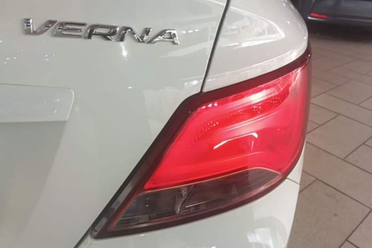 Used Hyundai Verna (older generation) 2016 1.4L Automatic Smart GLS Right Rear Taillight