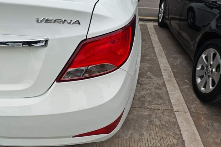 Used Hyundai Verna (older generation) 2016 1.4L Automatic Leading-Edge GLX Right Rear Taillight
