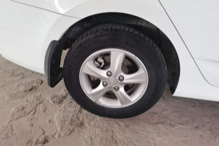 Used Hyundai Verna (older generation) 2016 1.4L Manual Smart GLS Trim Right Rear Wheel Hub
