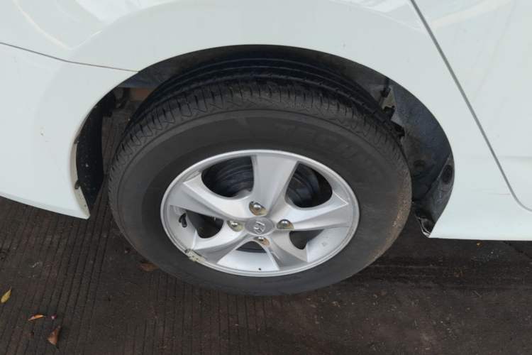 Used Hyundai Verna (older generation) 2016 1.4L Automatic Smart GLS Right Rear Wheel Hub