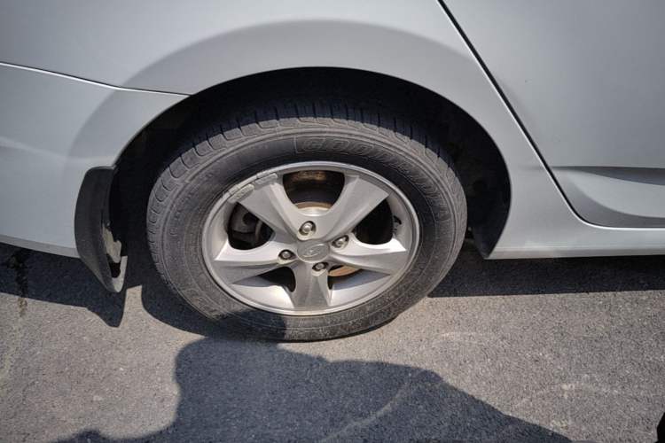 Used Hyundai Verna (older generation) 2016 1.4L Manual Smart GLS Trim Right Rear Wheel Hub