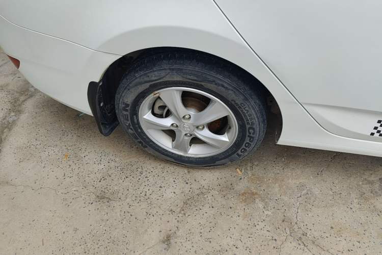 Used Hyundai Verna (older generation) 2016 1.4L Automatic Smart GLS Right Rear Wheel Hub