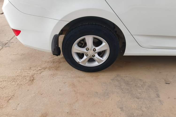 Used Hyundai Verna (older generation) 2016 1.4L Automatic Smart GLS Right Rear Wheel Hub