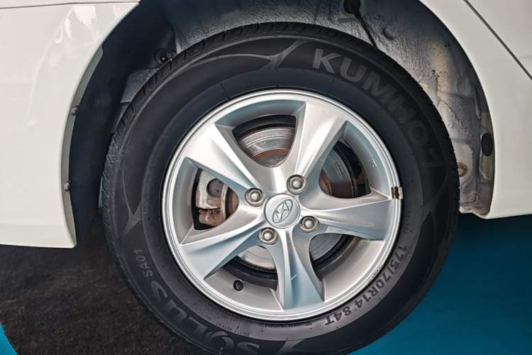 Used Hyundai Verna (older generation) 2016 1.4L Automatic Smart GLS Right Rear Wheel Hub