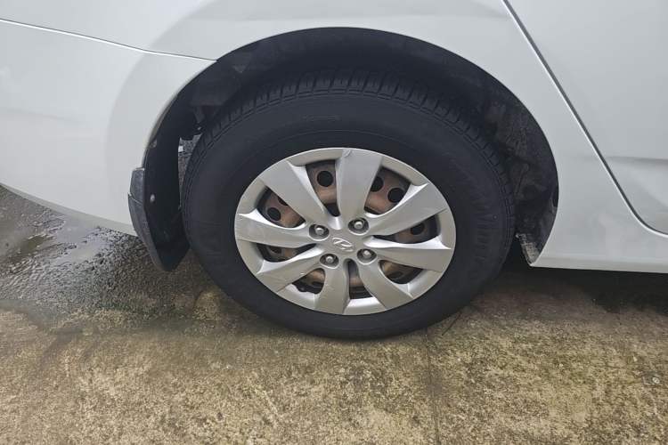 Used Hyundai Verna (older generation) 2016 1.4L Manual Smart GLS Trim Right Rear Wheel Hub
