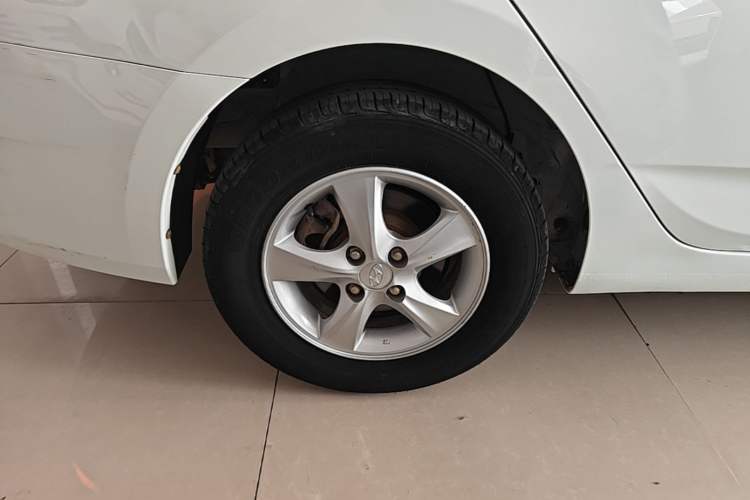 Used Hyundai Verna (older generation) 2016 1.4L Manual Smart GLS Trim Right Rear Wheel Hub