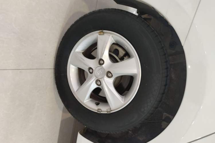 Used Hyundai Verna (older generation) 2016 1.4L Automatic Leading-Edge GLX Right Rear Wheel Hub