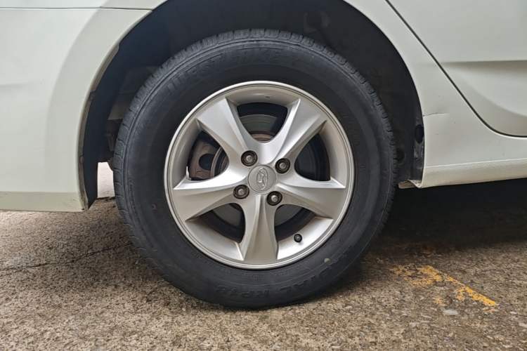Used Hyundai Verna (older generation) 2016 1.4L Manual Smart GLS Trim Right Rear Wheel Hub