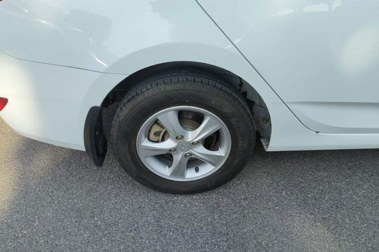 Used Hyundai Verna (older generation) 2016 1.4L Manual Smart GLS Trim Right Rear Wheel Hub