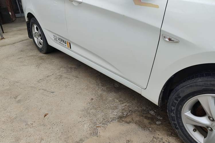 Used Hyundai Verna (older generation) 2016 1.4L Automatic Smart GLS Right Side Sill