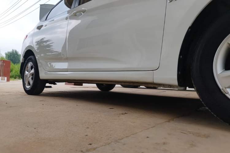 Used Hyundai Verna (older generation) 2016 1.4L Automatic Smart GLS Right Side Sill