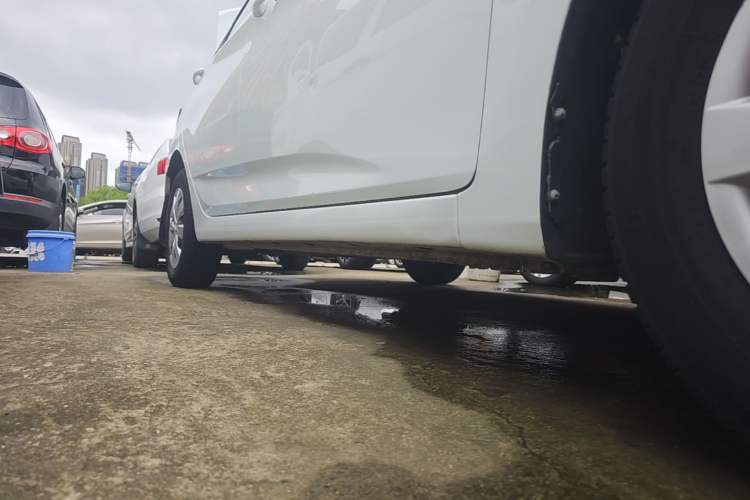 Used Hyundai Verna (older generation) 2016 1.4L Manual Smart GLS Trim Right Side Sill