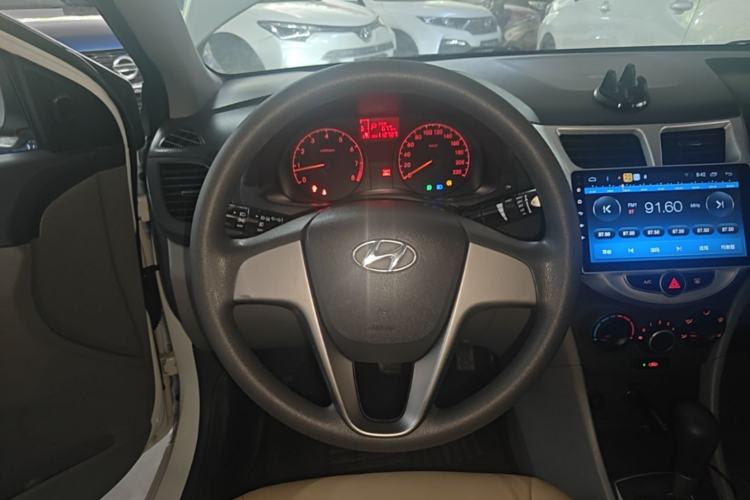 Used Hyundai Verna (older generation) 2016 1.4L Automatic Smart GLS Steering Wheel