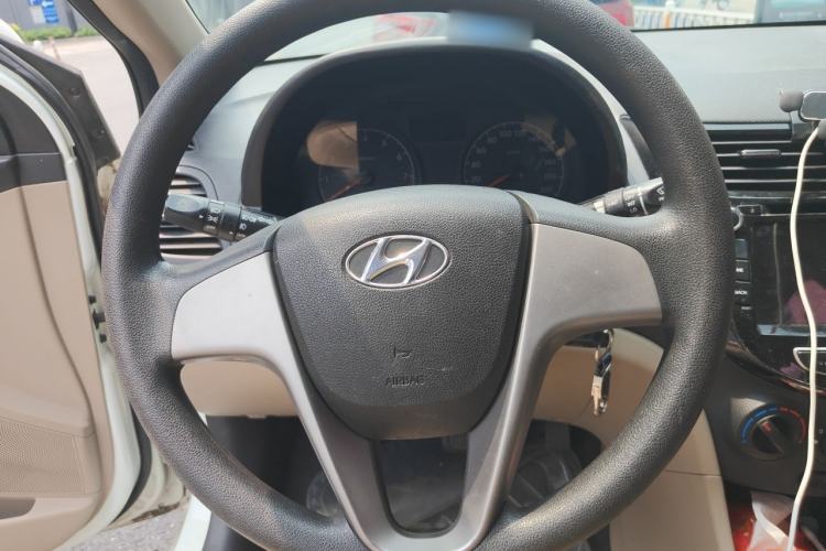 Used Hyundai Verna (older generation) 2016 1.4L Automatic Smart GLS Steering Wheel