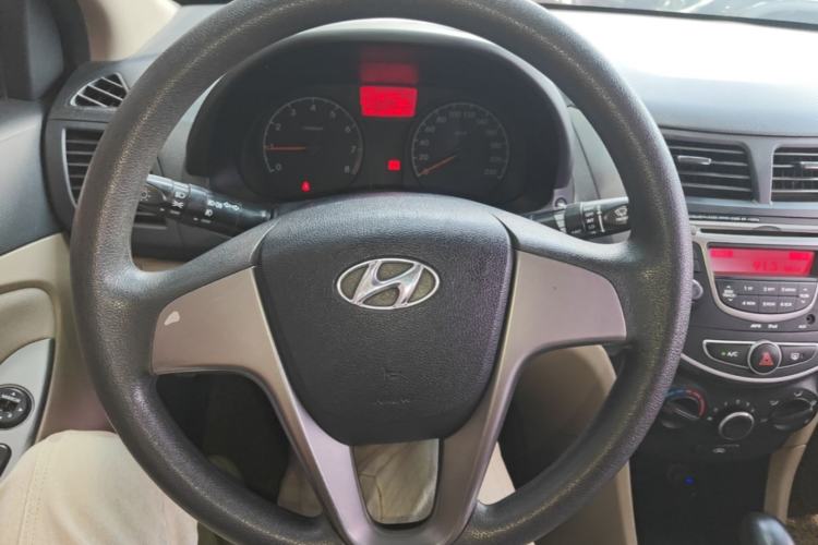 Used Hyundai Verna (older generation) 2016 1.4L Automatic Smart GLS Steering Wheel