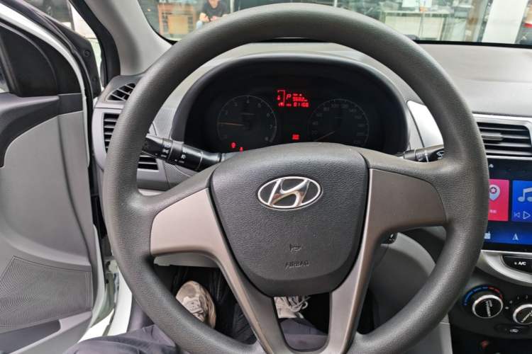 Used Hyundai Verna (older generation) 2016 1.4L Automatic Smart GLS Steering Wheel