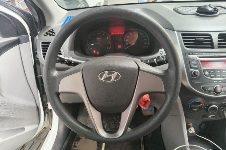 Used Hyundai Verna (older generation) 2016 1.4L Automatic Smart GLS Steering Wheel