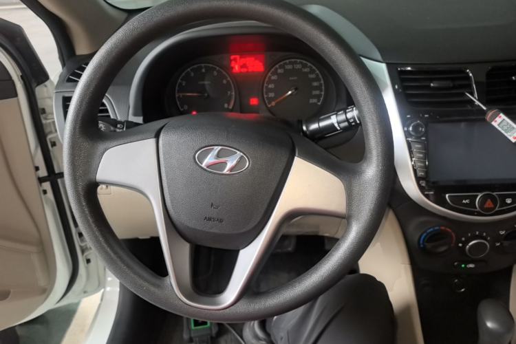 Used Hyundai Verna (older generation) 2016 1.4L Automatic Smart GLS Steering Wheel