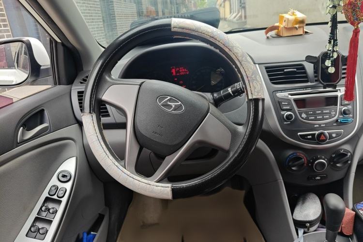 Used Hyundai Verna (older generation) 2016 1.4L Automatic Smart GLS Steering Wheel