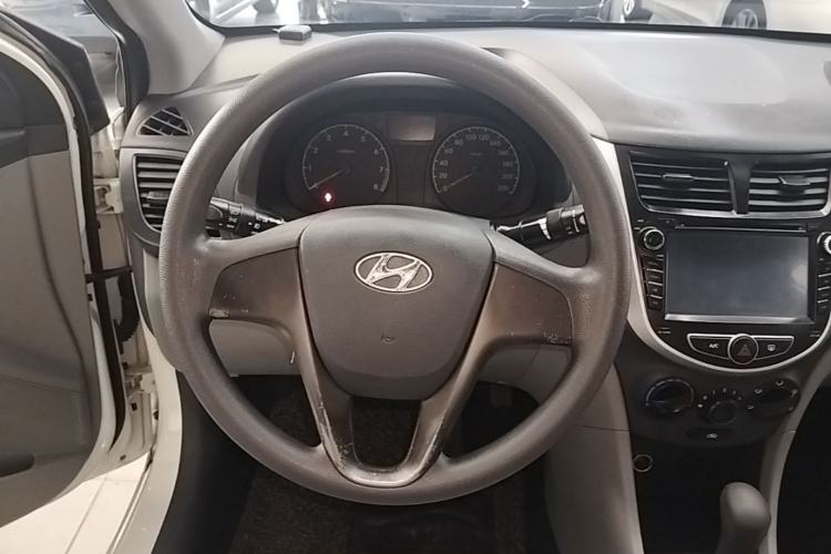 Used Hyundai Verna (older generation) 2016 1.4L Automatic Smart GLS Steering Wheel