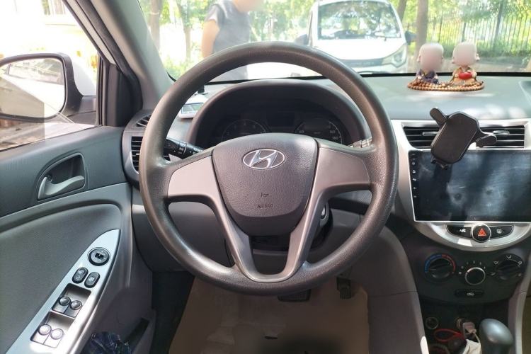Used Hyundai Verna (older generation) 2016 1.4L Automatic Smart GLS Steering Wheel