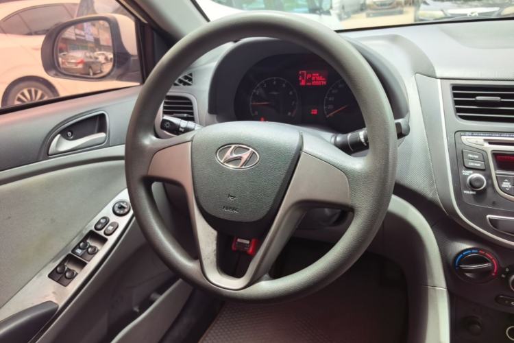 Used Hyundai Verna (older generation) 2016 1.4L Automatic Smart GLS Steering Wheel