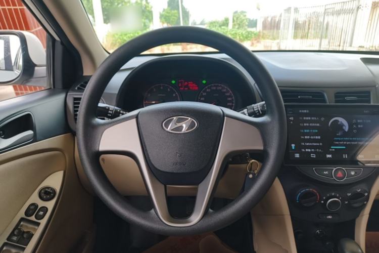 Used Hyundai Verna (older generation) 2016 1.4L Automatic Smart GLS Steering Wheel
