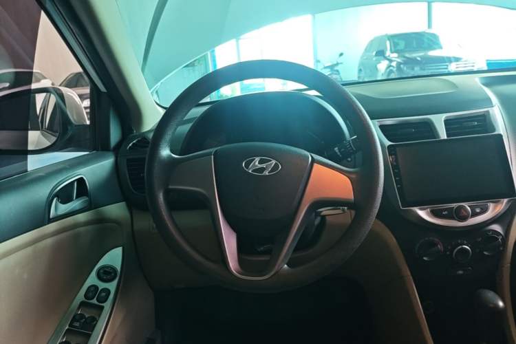 Used Hyundai Verna (older generation) 2016 1.4L Automatic Smart GLS Steering Wheel