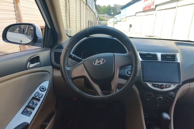 Used Hyundai Verna (older generation) 2016 1.4L Automatic Leading-Edge GLX Steering Wheel