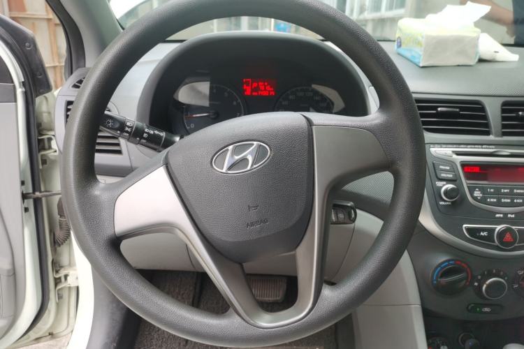 Used Hyundai Verna (older generation) 2016 1.4L Automatic Smart GLS Steering Wheel