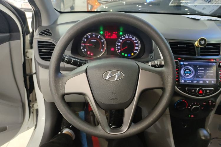 Used Hyundai Verna (older generation) 2016 1.4L Automatic Leading-Edge GLX Steering Wheel
