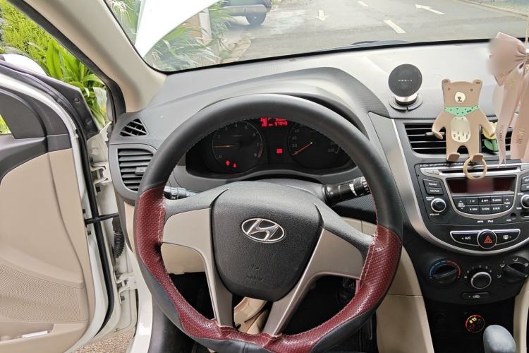 Used Hyundai Verna (older generation) 2016 1.4L Automatic Smart GLS Steering Wheel