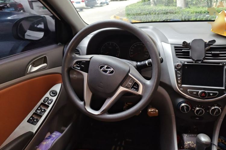 Used Hyundai Verna (older generation) 2016 1.4L Automatic Smart GLS Steering Wheel