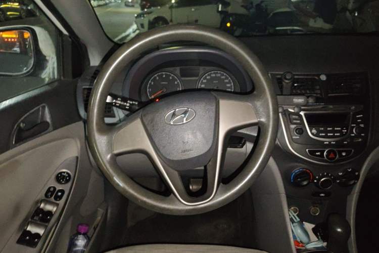 Used Hyundai Verna (older generation) 2016 1.4L Automatic Smart GLS Steering Wheel