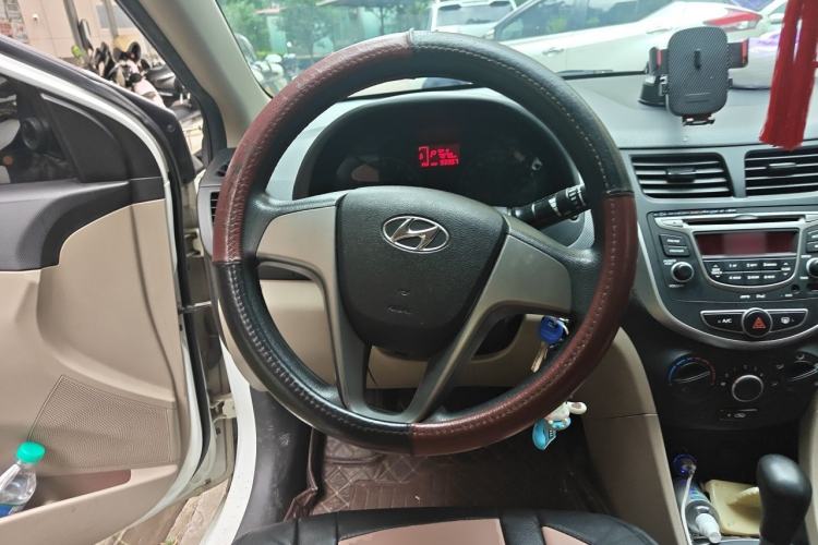 Used Hyundai Verna (older generation) 2016 1.4L Automatic Smart GLS Steering Wheel