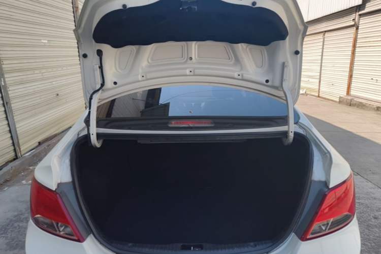 Used Hyundai Verna (older generation) 2016 1.4L Automatic Leading-Edge GLX Trunk