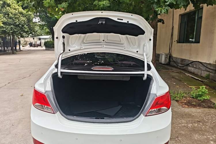 Used Hyundai Verna (older generation) 2016 1.4L Manual Smart GLS Trim Trunk