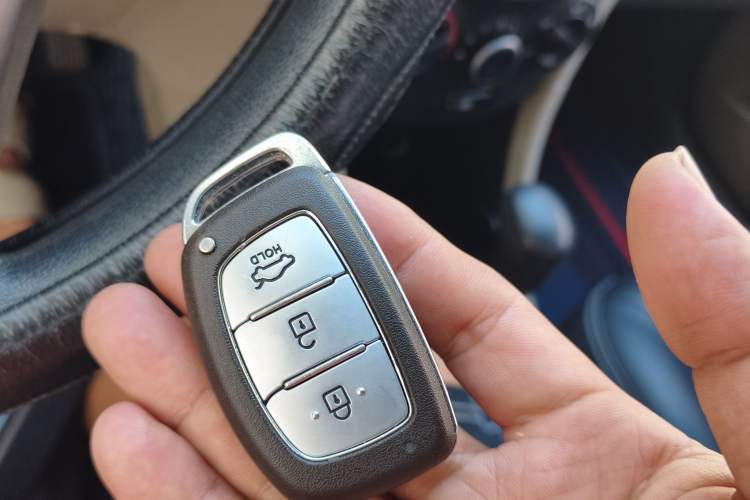 Used Hyundai Verna (older generation) 2016 1.4L Automatic Leading-Edge GLX Vehicle Key