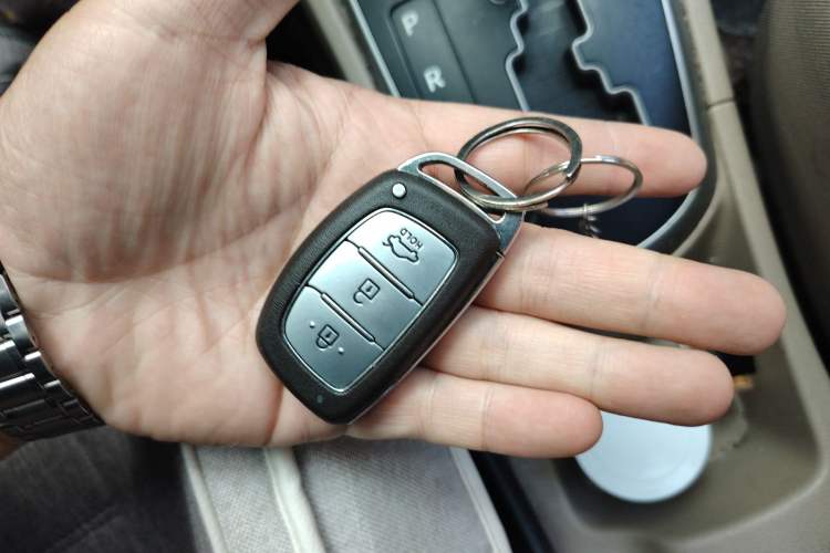 Used Hyundai Verna (older generation) 2016 1.4L Automatic Leading-Edge GLX Vehicle Key